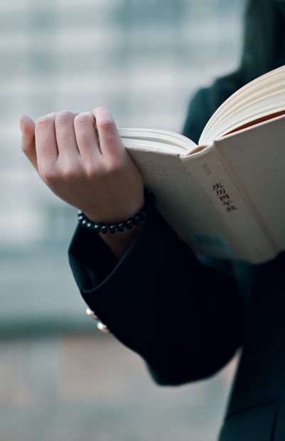 东奥会计继续教育 App 的错题本页面截图，列表按科目分组显示错题数量与复习标记，界面干净明亮
