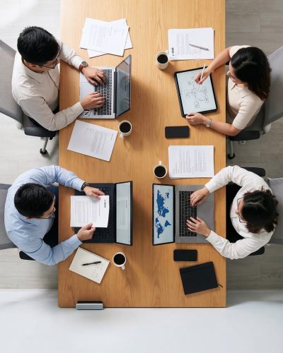 会计师在明亮的现代办公室内专注使用电脑完成东奥会计继续教育在线课程，蓝色氛围灯光专业感强